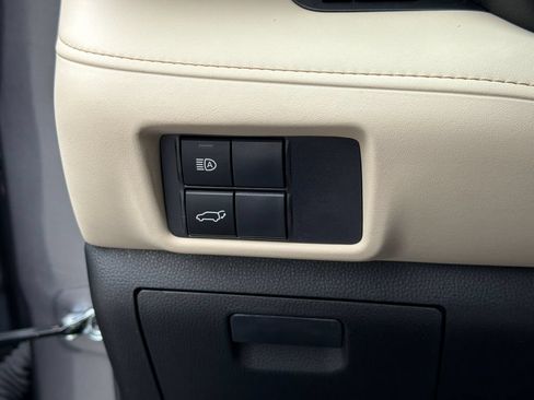 Used 2023 Toyota Highlander XLE AWD/4WD image 25