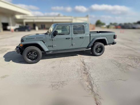 New 2025 Jeep Gladiator Sport image 5