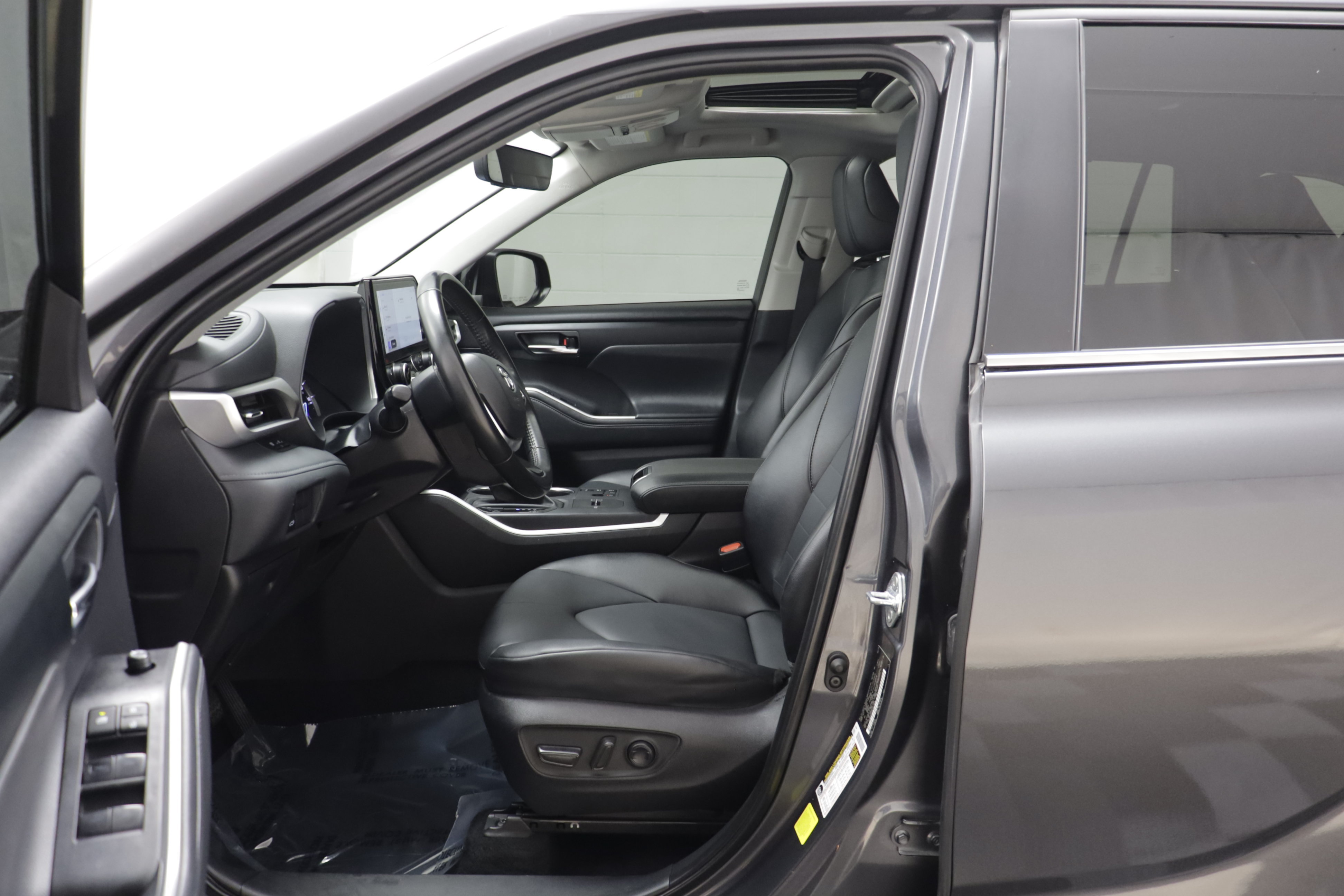 Used 2025 Toyota Highlander XLE AWD/4WD image 5