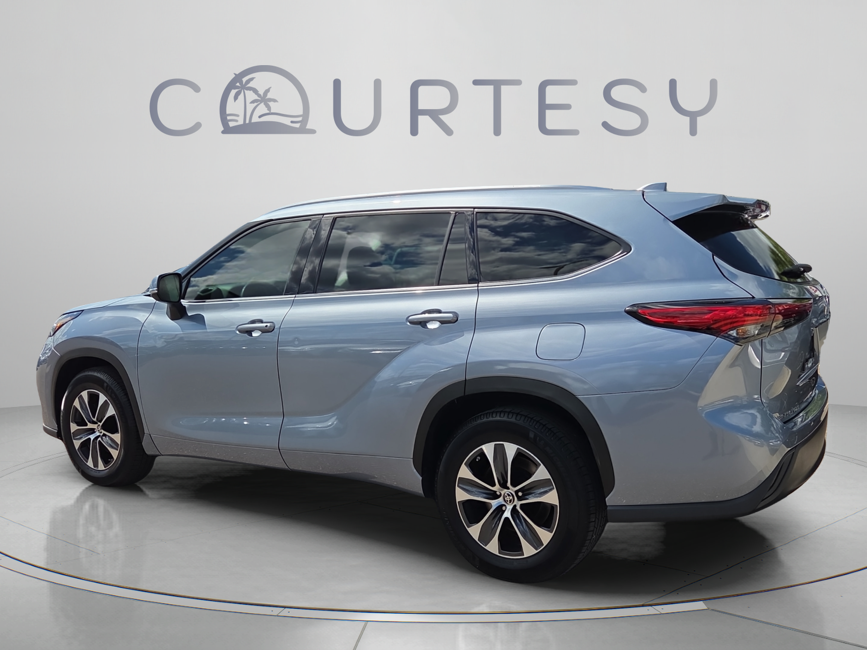 Certified 2021 Toyota Highlander XLE FWD image 3