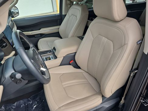 Used 2024 Ford Expedition Limited image 17