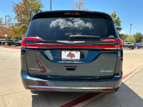 Used 2023 Chrysler Pacifica Touring-L FWD image 7
