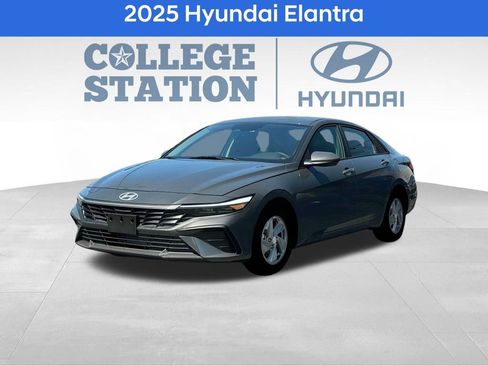 Used 2025 Hyundai Elantra SE image 1