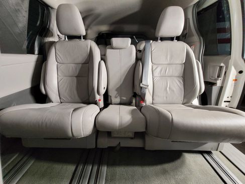 Used 2016 Toyota Sienna XLE image 46