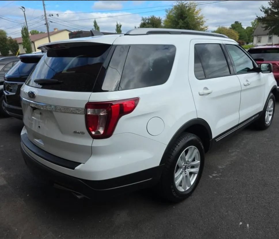 Used 2018 Ford Explorer XLT AWD/4WD image 3