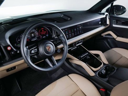 Used 2025 Porsche Cayenne image 17