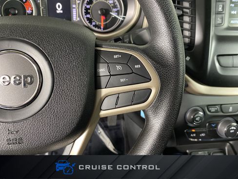 Used 2018 Jeep Cherokee Latitude w/ Safety Group AWD/4WD image 22
