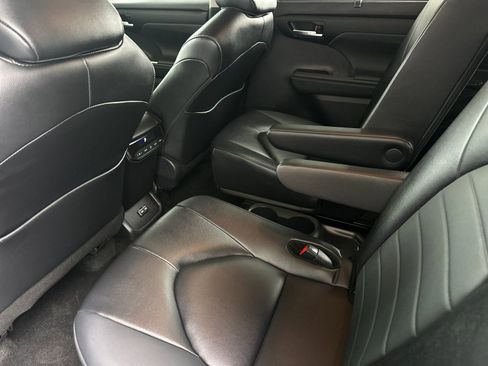 Used 2024 Toyota Highlander XLE FWD image 11