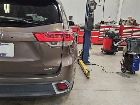 Used 2017 Toyota Highlander Limited image 7