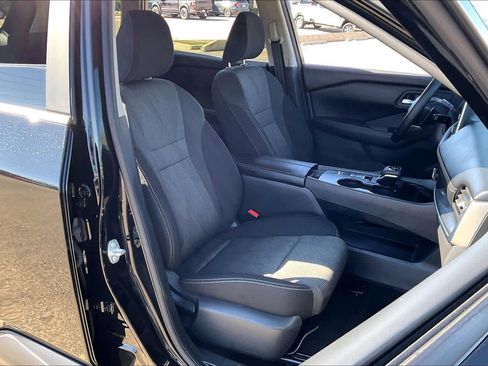 Used 2025 Nissan Rogue SV image 10