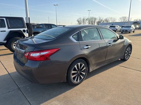Used 2016 Nissan Altima 2.5 SV w/ Convenience Package image 3