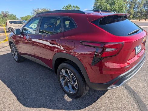 Used 2025 Chevrolet Trax LT FWD image 3