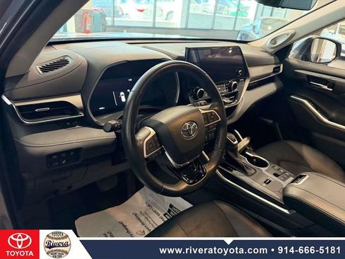 Used 2023 Toyota Highlander Limited image 9