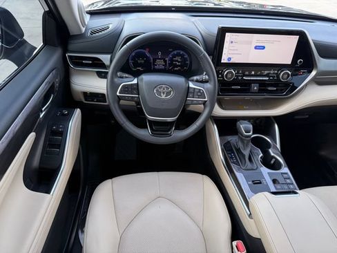 Used 2025 Toyota Highlander Limited AWD/4WD image 28