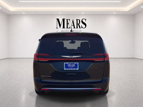 Used 2023 Chrysler Pacifica Touring-L FWD image 4