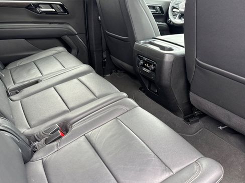 Used 2025 Chevrolet Suburban Z71 image 20