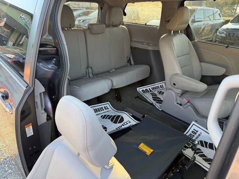 Used 2016 Toyota Sienna XLE image 7