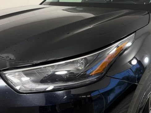 Used 2021 Toyota Highlander LE FWD image 11