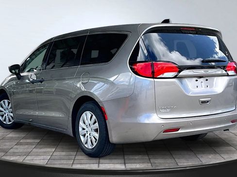 Used 2018 Chrysler Pacifica L image 4