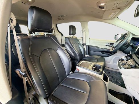 Used 2023 Chrysler Pacifica Touring-L FWD image 31