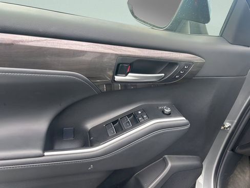 Used 2025 Toyota Highlander Limited image 20