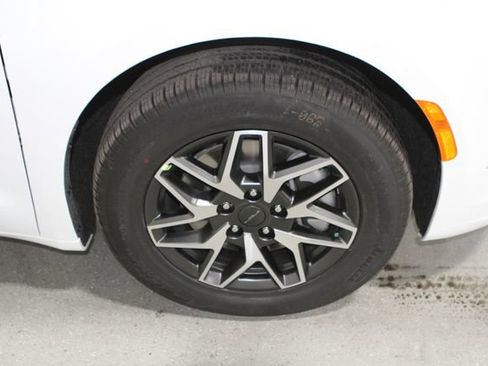 New 2027 Chrysler Pacifica Limited AWD/4WD image 6