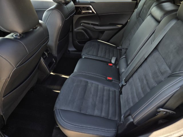 Used 2023 Mitsubishi Outlander SE FWD image 12
