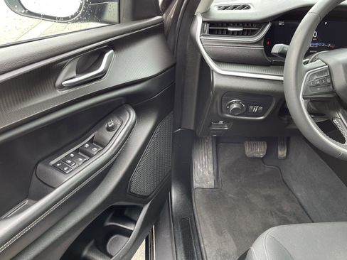Used 2023 Jeep Grand Cherokee Laredo AWD/4WD image 2