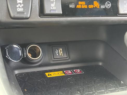 Used 2025 Toyota RAV4 XSE AWD/4WD image 9