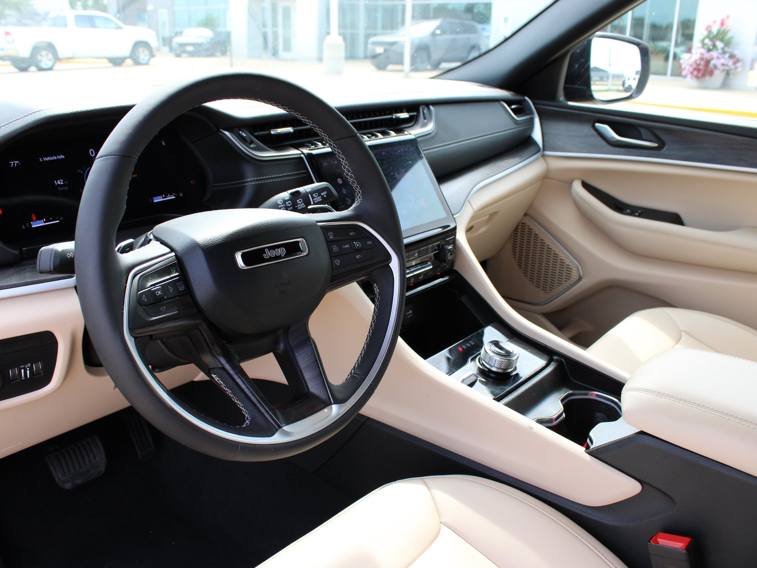 Used 2025 Jeep Grand Cherokee Limited w/ Black Appearance Package AWD/4WD image 9