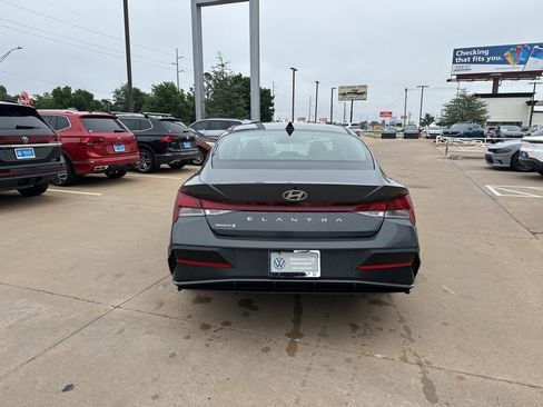Used 2024 Hyundai Elantra SE FWD image 5