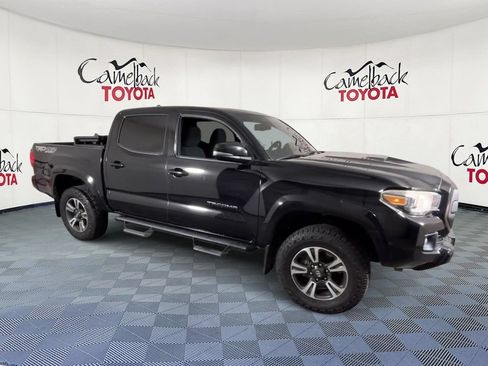 Used 2017 Toyota Tacoma TRD Sport AWD/4WD image 2