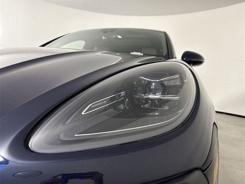 Certified 2022 Porsche Macan image 11