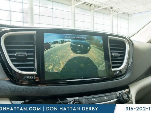 Used 2023 Chrysler Pacifica Touring-L FWD image 8