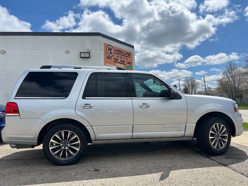 Used 2017 Lincoln Navigator Select image 3