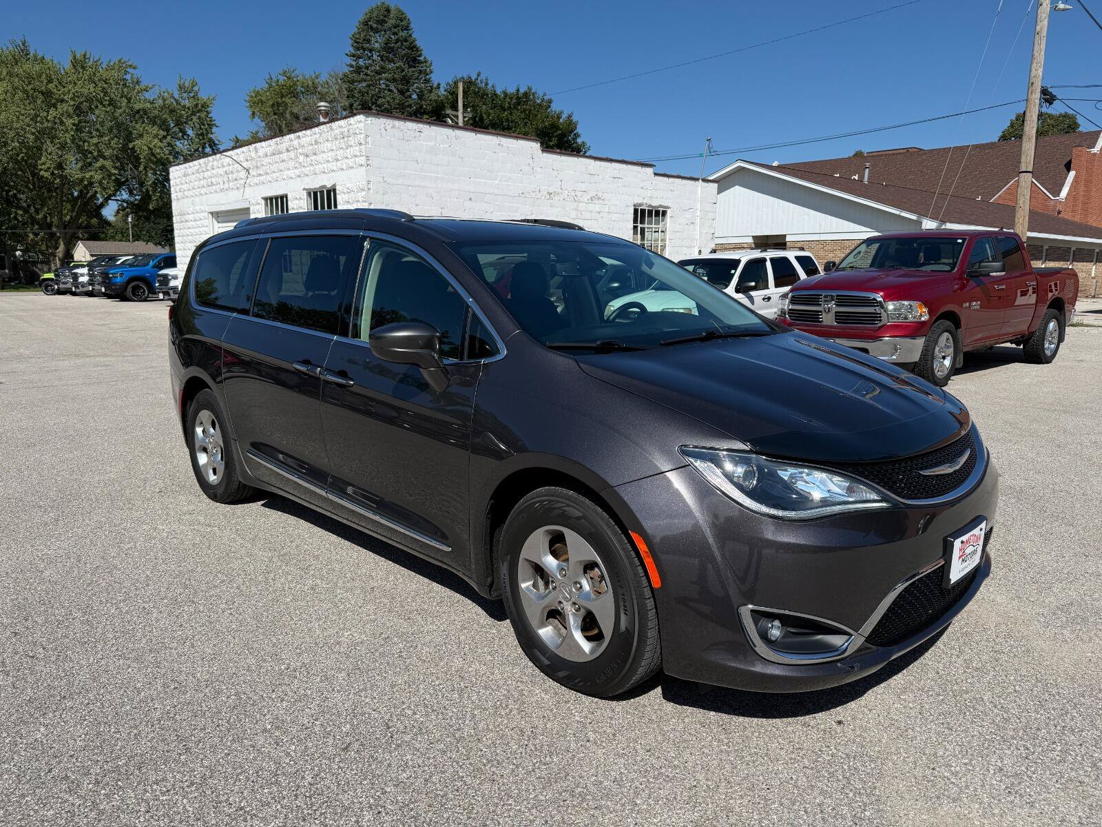 Used 2020 Chrysler Pacifica Touring-L w/ Premium Audio Group FWD image 3