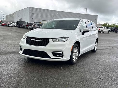 Used 2023 Chrysler Pacifica Touring-L FWD image 9