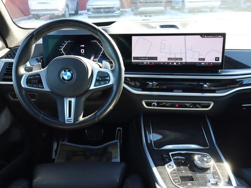 Used 2025 BMW X7 M60i image 11