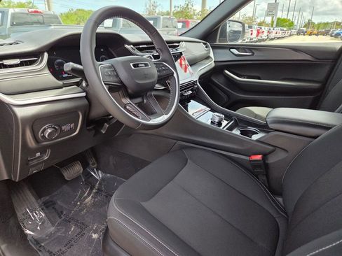 Used 2024 Jeep Grand Cherokee Laredo RWD image 23