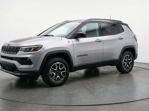 Used 2025 Jeep Compass Trailhawk AWD/4WD image 3