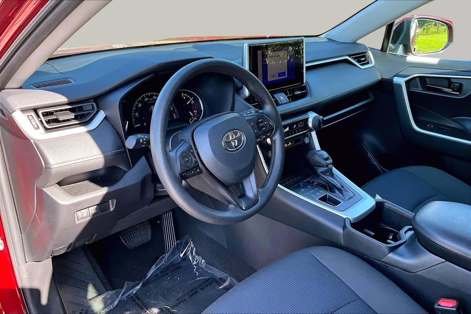 Used 2023 Toyota RAV4 LE AWD/4WD image 17