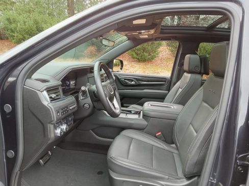 Used 2024 GMC Yukon Denali w/ Denali Reserve Package image 10