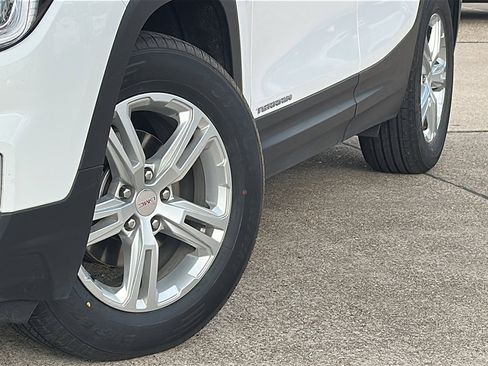 Used 2024 GMC Terrain SLE image 3