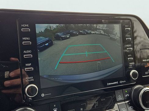 Used 2022 Toyota Highlander XLE AWD/4WD image 15
