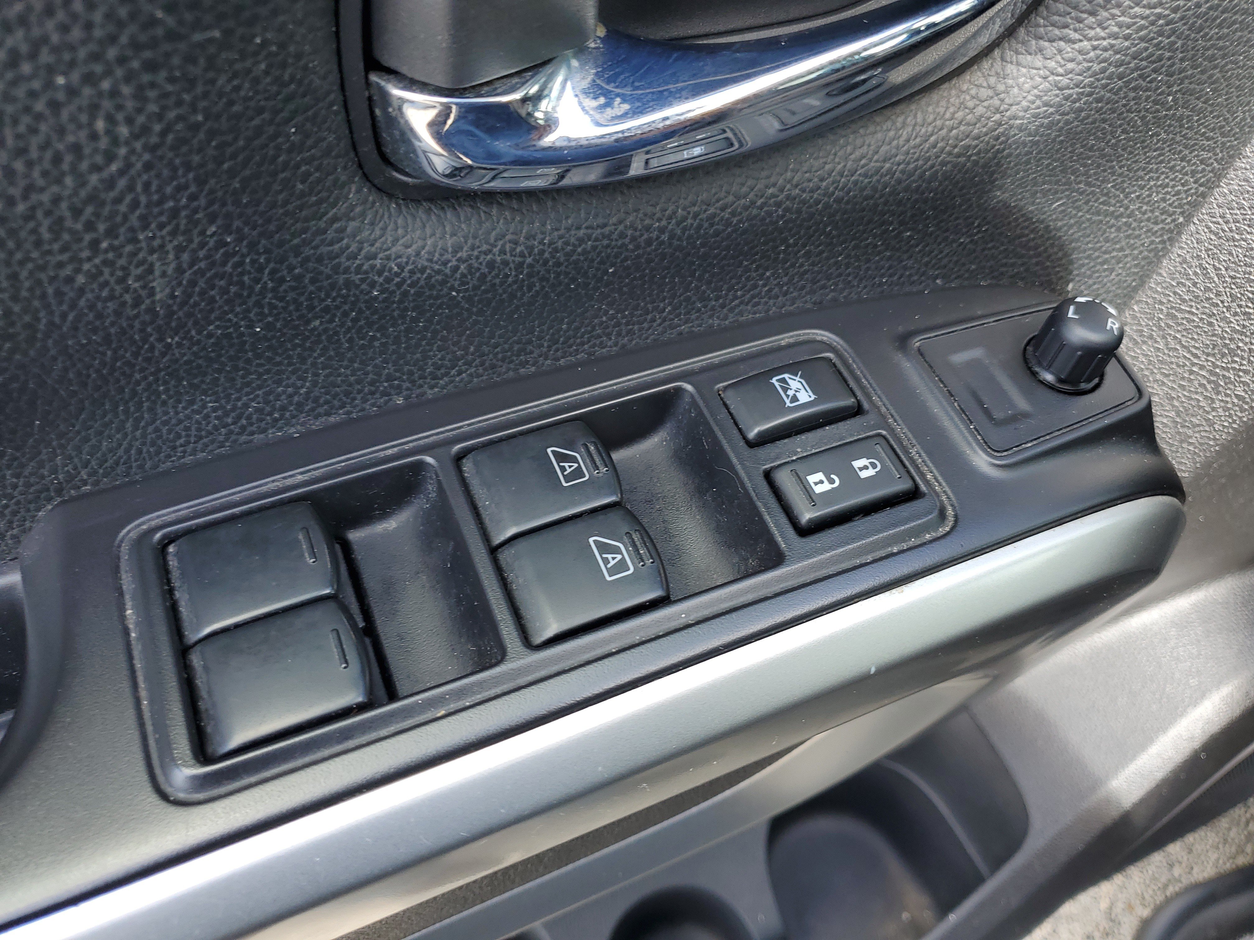 Used 2021 Nissan Titan SV w/ SV Convenience Package RWD image 16