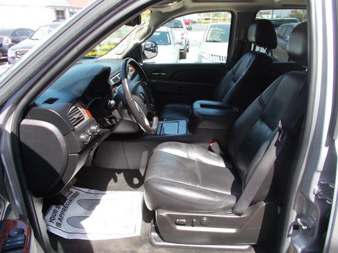 Used 2011 Chevrolet Avalanche LTZ image 10