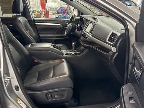 Used 2019 Toyota Highlander XLE FWD image 20