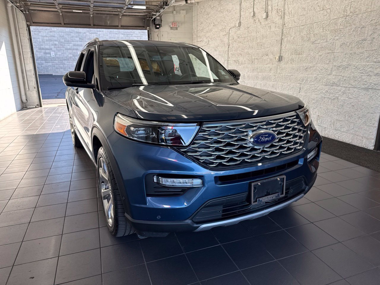 Used 2020 Ford Explorer Platinum w/ Premium Technology Package AWD/4WD image 2