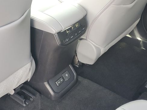 Used 2024 Toyota Highlander Limited AWD/4WD image 12