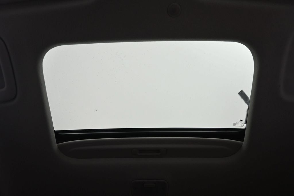Used 2025 Hyundai Venue SEL FWD image 17